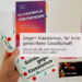 Eine Hand hält die beiden Bücher Francis Seeck/ Brigitte Theißl »Solidarisch gegen Klassismus« und Francis Seeck »Klassismus überwinden« vor einer Wand mit Postkarten. Davor steht die Beitragsüberschrift: Gegen Klassismus, für eine gerechtere Gesellschaft. Warum wir alle mehr Bücher von Francis Seeck lesen sollten.