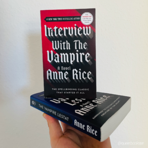 Eine Hand hält das Buch »The Vampire Lestat« von Anne Rice waagerecht mit einer Hand, darauf steht das Buch »Interview with the Vampire«